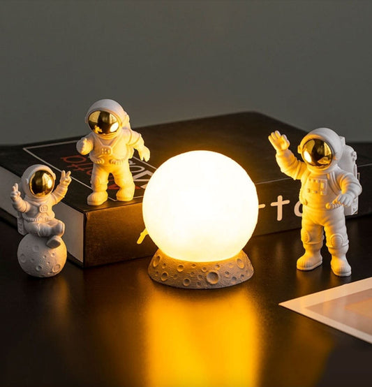 Luminária Decorativa Expedição Lunar (Lua & Astronautas) Decorativo - 0012 Conceito Kids Luz Amarela 